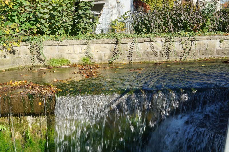 Der Mühlbach stürzt an der Alten Mühle über eine Gefällstufe