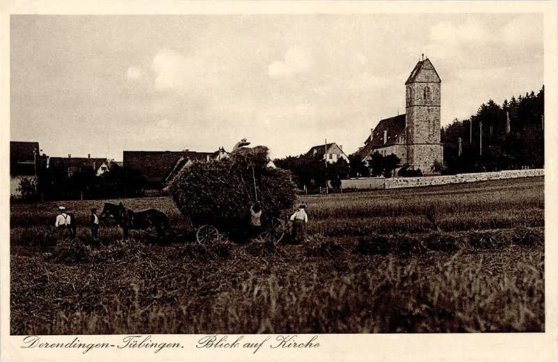 Historische Postkarte: Erntearbeit auf dem Feld vor der St.-Gallus-Kirche, um 1935