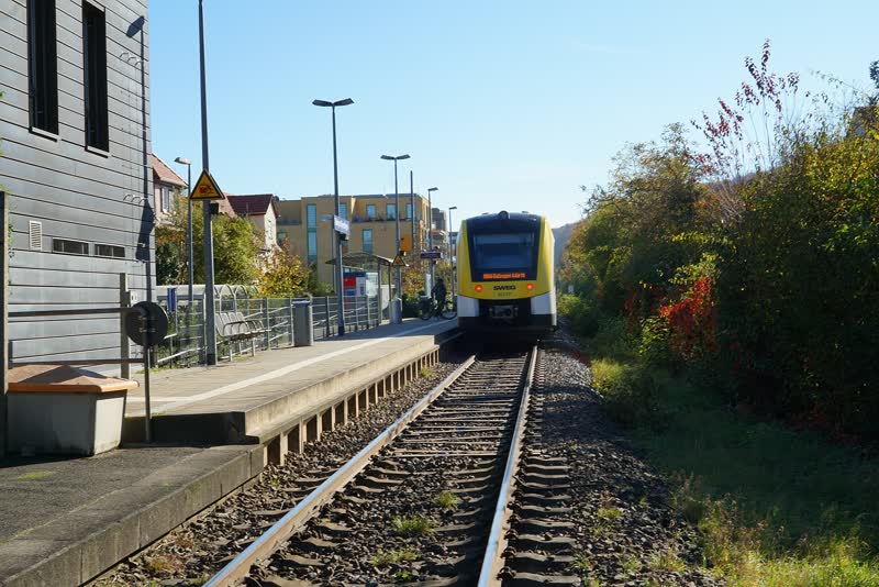Bahnsteig des Haltepunkts Tübingen-Derendingen mit einfahrendem Regionalzug