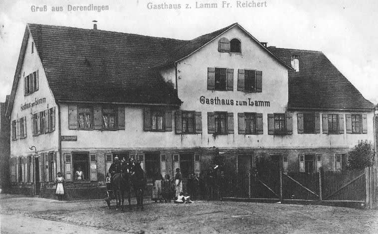 Historische Postkarte: Gasthaus zum Lamm in Derendingen mit Pferdefuhrwerk, um 1918