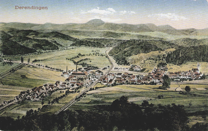 Historische Farbpostkarte: Vogelschau über Derendingen nach Süden mit Fabrikschloten an der Bahn, um 1912