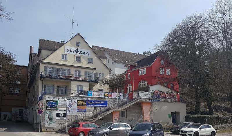 Das ehemalige Brauereigebäude am Waldhörnle mit dem Schriftzug „Sudhaus“